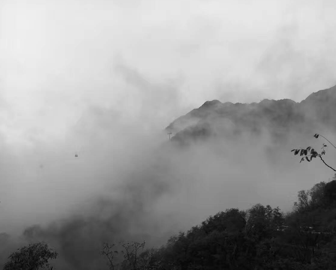 别样的美景—烟雨泰山.jpg